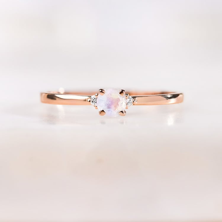 Goldener Verlobungsring mit Mondstein und Diamanten Hye 154457