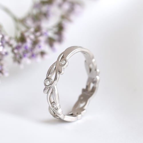 Zarter Ring in Blätterform mit Lab Grown Diamanten Emery