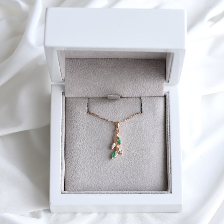 Anhänger in Blattform mit Diamanten und Smaragden Jaya 84956