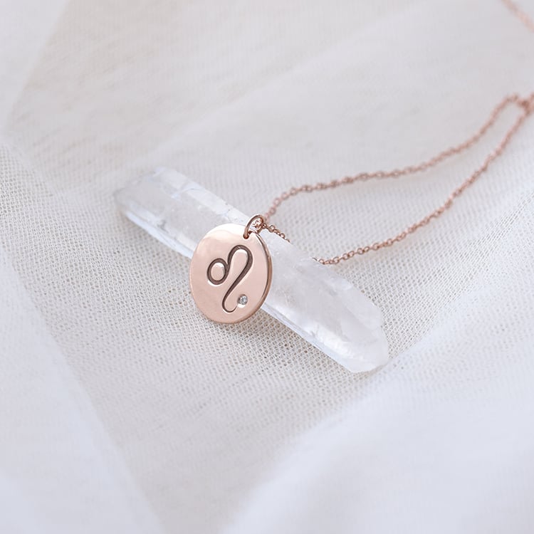 Silberner Anhänger mit Sternzeichen und einem Diamanten Löwe 103423