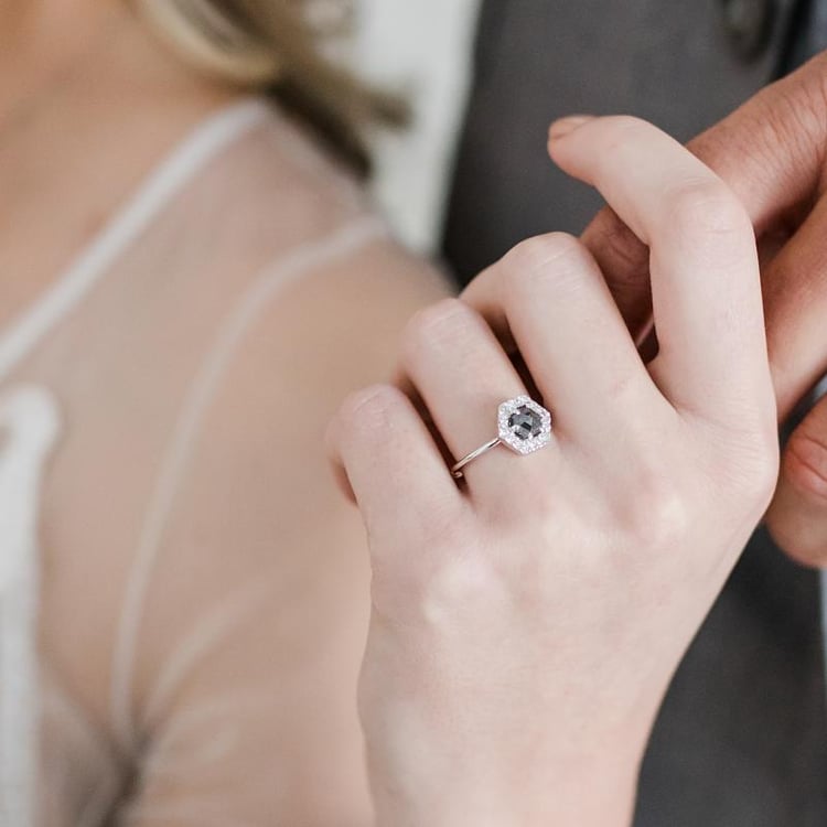 Ring mit Hexagon Salt and Pepper Diamant 34289