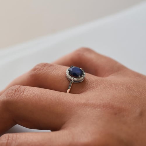 Halo Verlobungsring mit ovalem Saphir und Diamanten Arya