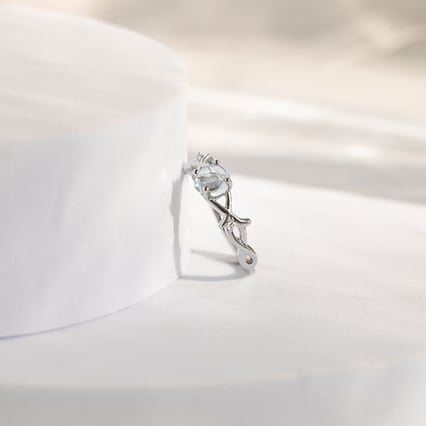 Ring mit einem Cabochon Aquamarin und Diamanten Makena