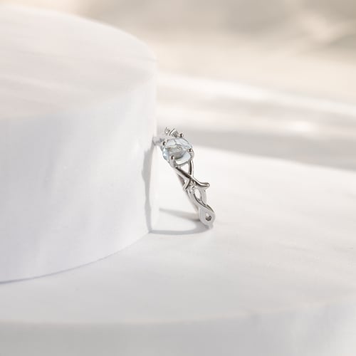 Ring mit einem Cabochon Aquamarin und Diamanten Makena