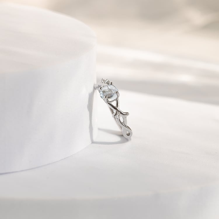 Ring mit einem Cabochon Aquamarin und Diamanten Makena 144154