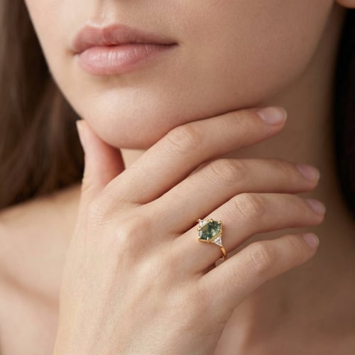 Einzigartiger ring mit Moosachat und Moissaniten Rubens