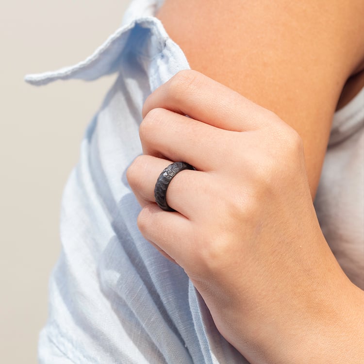 Trauringe aus Carbon mit atypischer Oberfläche und Diamant Mingus 144122