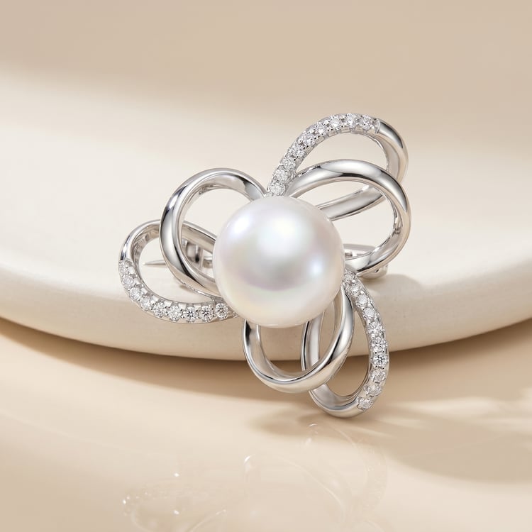 Silberne Brosche mit weißer Perle und Zirkonia Calla 167803