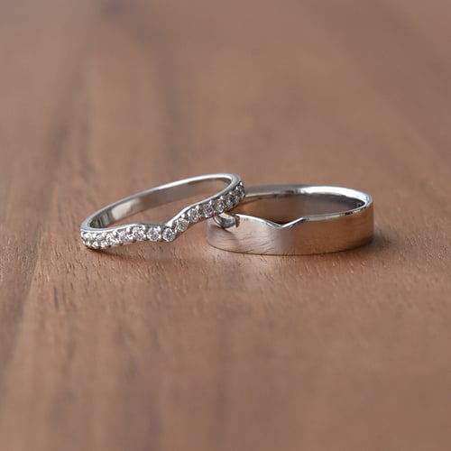 Goldene Eheringe mit Diamanten Marveille