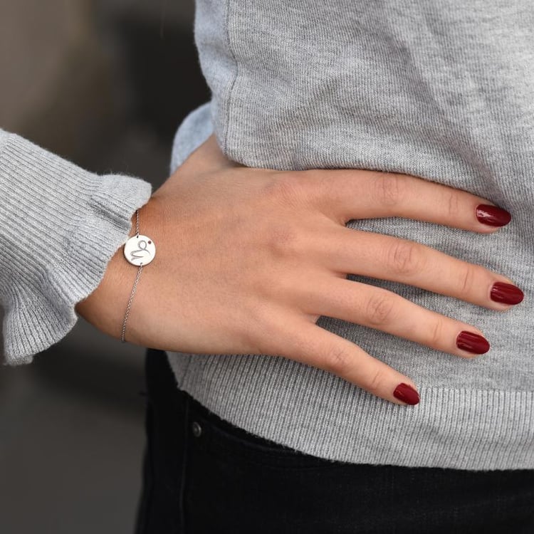 Steinbock Sternzeichen Armband mit Granat auf dem Hand 47681