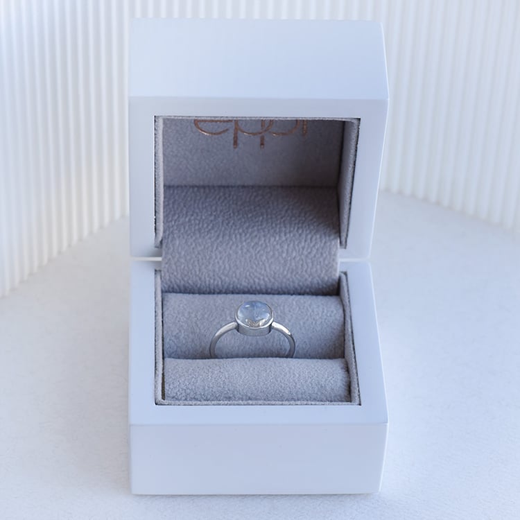 Goldener Ring mit Cabochon Mondstein Yana 96427