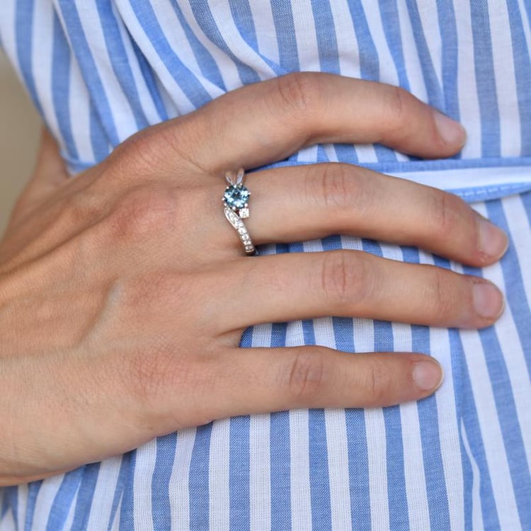 Blauer Topas Silberring auf dem Finger 6843