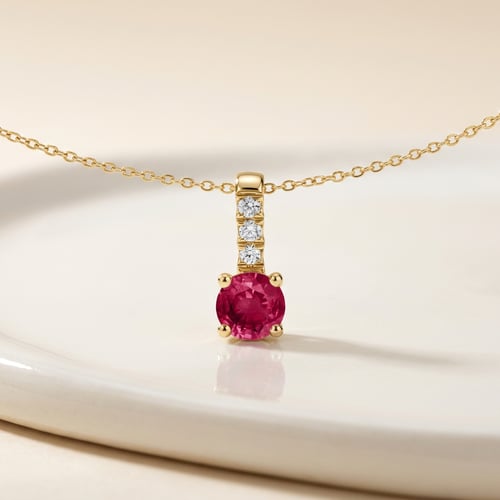 Romantischer silberner Anhänger mit Rubin und Lab Grown Diamanten Wui