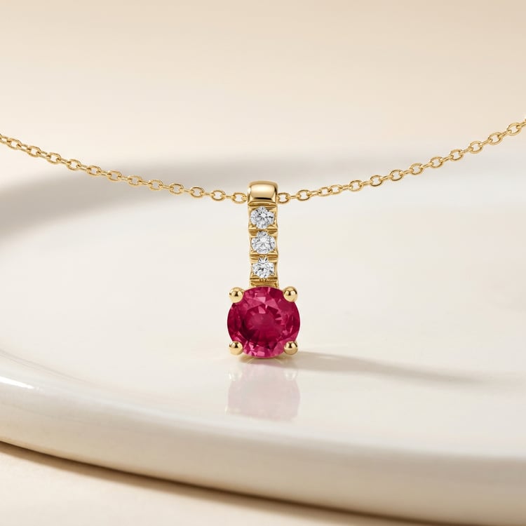 Romantischer silberner Anhänger mit Rubin und Lab Grown Diamanten Wui 170988