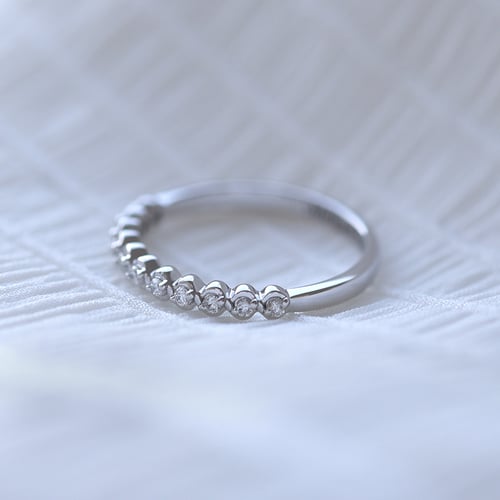 Weiße Lab Grown Diamanten in einem Eternity-Ring Lalia