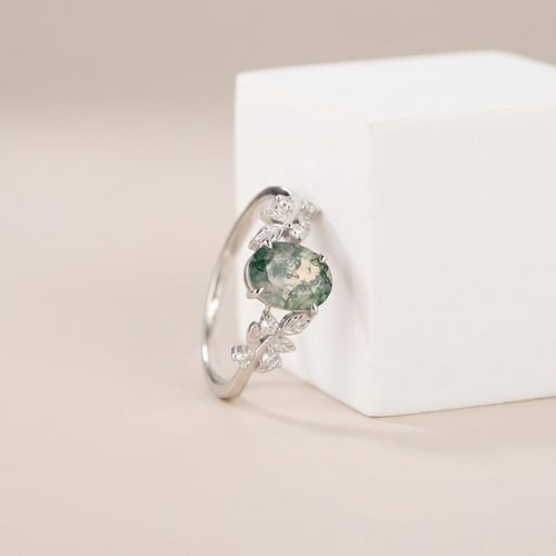 Eleganter Ring mit Moosachat und Moissaniten Hene