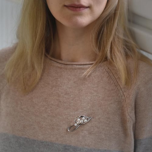 Elegante Brosche mit Perle Averli