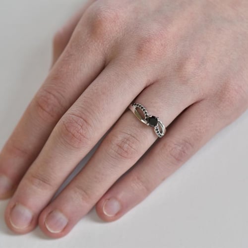 Verlobungsring mit schwarzen Diamanten Ewie
