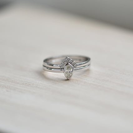 Goldenes Set mit zertifiziertem Diamant im Marquiseschliff Eliwa