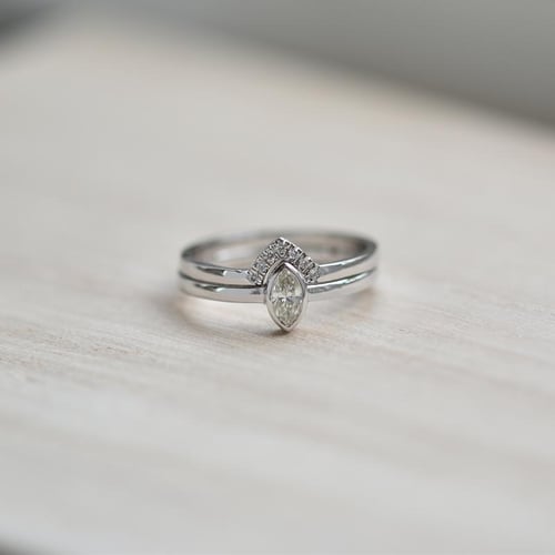 Goldenes Set mit zertifiziertem Diamant im Marquiseschliff Eliwa