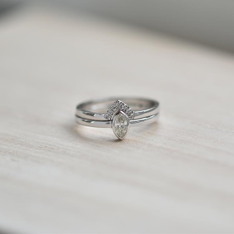 Goldenes Set mit zertifiziertem Diamant im Marquiseschliff Eliwa 26297