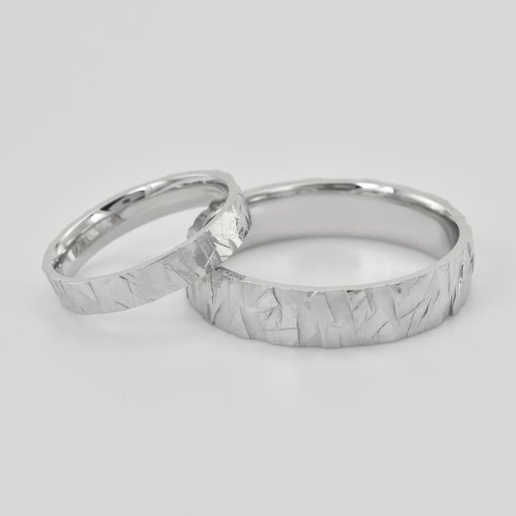 Trauringe aus Weißgold mit Relief-Oberfläche 37781