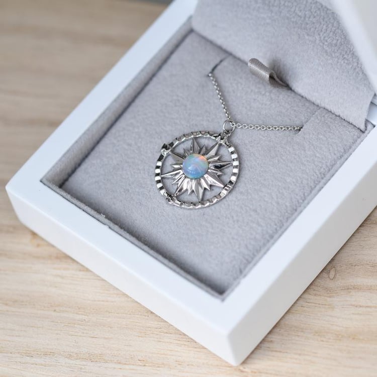 Anhänger aus Gold Kompass mit natürlichem Opal Pinto 48266