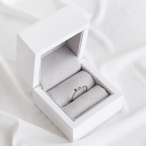 Minimalistischer Ring mit drei Edelsteinen Idalia