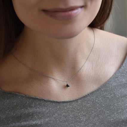 Goldkette mit schwarzen Diamanten im Trillion-Schliff Ferin