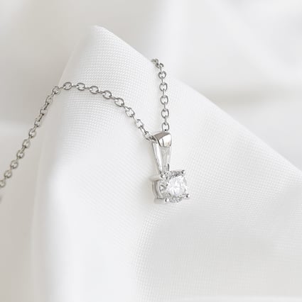 Anhänger mit Diamant und vier Krappen Alexen