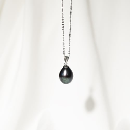 Kette aus 750 Gold mit schwarzer Perle Wamox