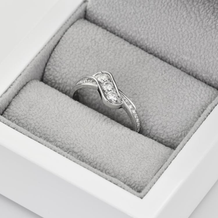 Glänzender Verlobungsring mit Lab Grown Diamanten Cresida 75944