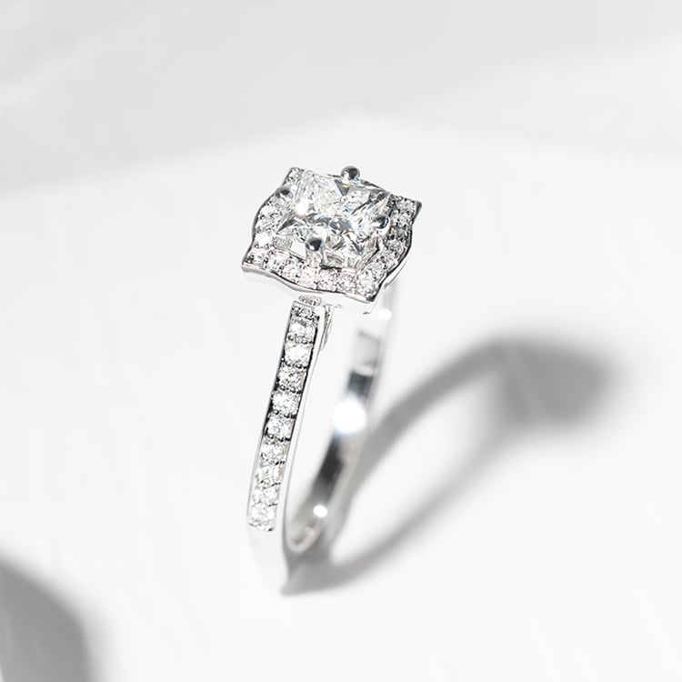 Verlobungsring im Halostil mit Diamanten Imogen 126100