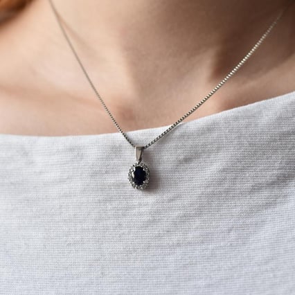 Eleganter Anhänger mit Saphir und Diamantenkranz Kate