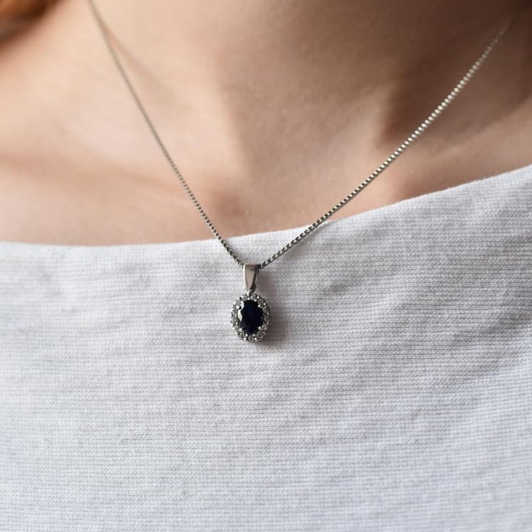 Eleganter Anhänger mit Saphir und Diamantenkranz Kate 17430