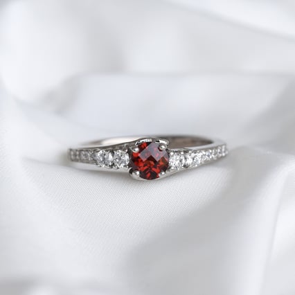 Romantischer Ring mit Granaten und Zirkonia Tereza