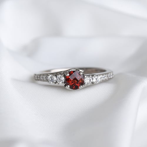 Romantischer Ring mit Granaten und Zirkonia Tereza