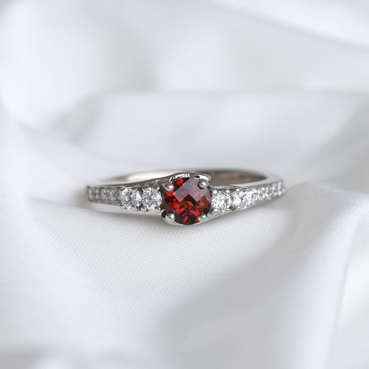 Romantischer Ring mit Granaten und Zirkonia Tereza 84709