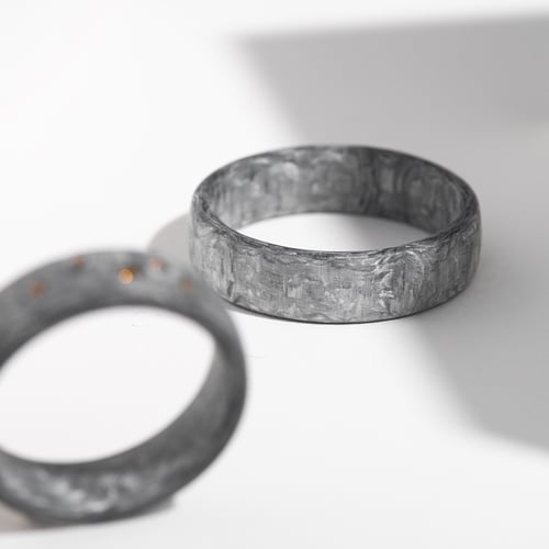 Leicht abgerundete Carbon Eheringe mit cognacfarbenen Diamanten Parri