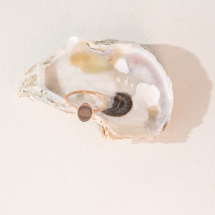 Ovaler Ring mit eingravierter Blume Agatha 101090