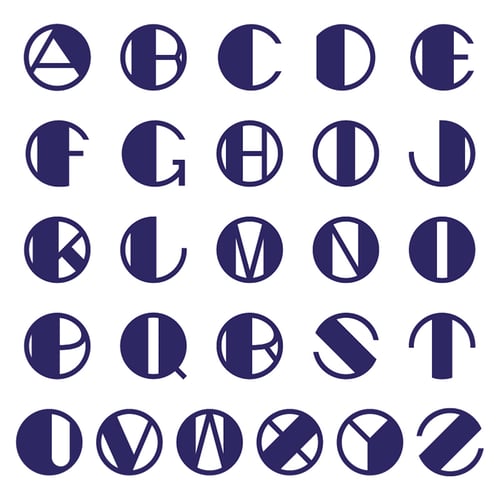 Anhänger mit ausgeschnittenem Buchstaben Alfabet