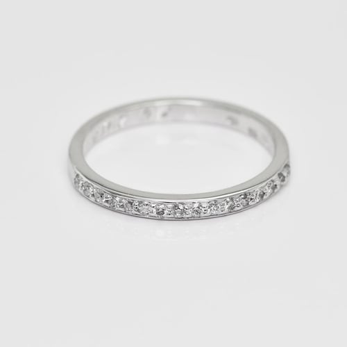 Eheringe aus einem Eternity-Ring mit Moissaniten und einem Komfort-Ring Lorne