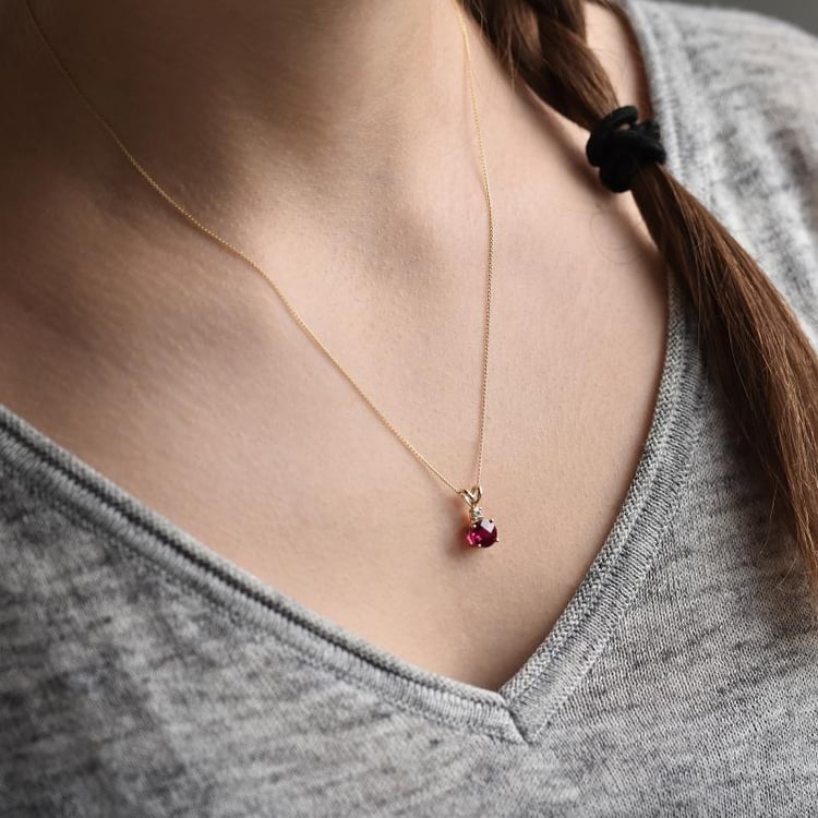 Goldene Kette mit Rubin auf dem Hals 27971