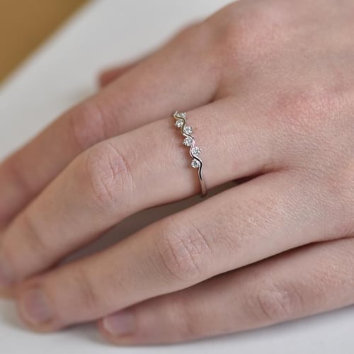 Ring aus Gold mit sechs Diamanten Adidio