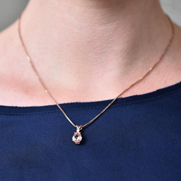 Rosegold Halskette mit Morganit Tropfen und Diamanten auf dem Hals 21286