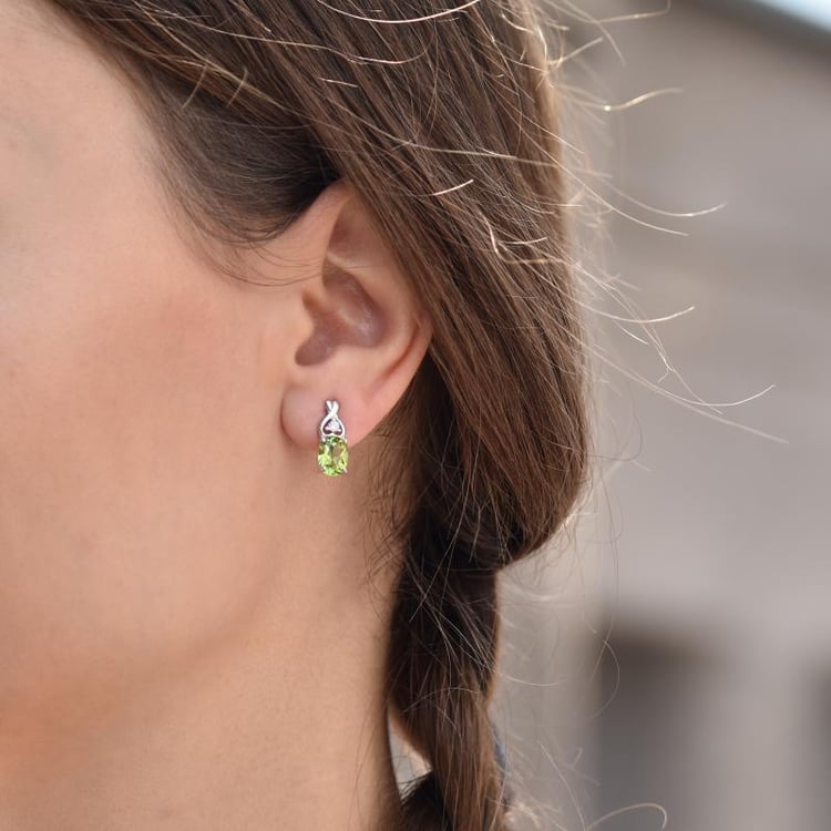 Olivin Silberohrringe auf dem Ohr 45321