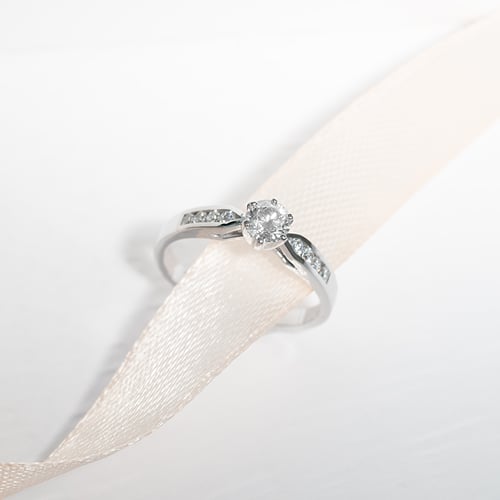 Verlobungsring mit Diamanten aus Gold Mita