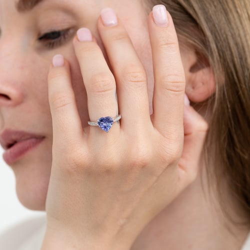 Verlobungsring mit Tansanit und Diamanten Danine