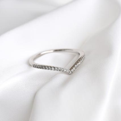 Spitz zulaufender Ring mit Diamanten Keila