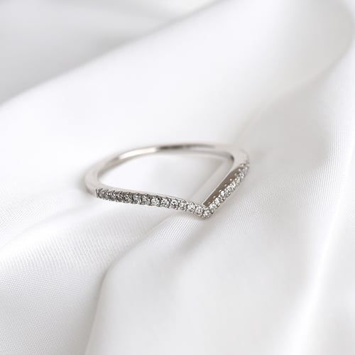 Spitz zulaufender Ring mit Diamanten Keila